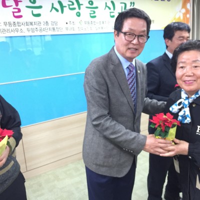 첨부 이미지 4-무등종합사회복지관에서 우리동네 싱싱하우스 사업경과보고 및 꽃 나눔 행사를 진행하였습니다.