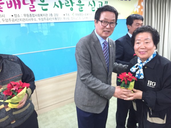 첨부 이미지 4-무등종합사회복지관에서 우리동네 싱싱하우스 사업경과보고 및 꽃 나눔 행사를 진행하였습니다.