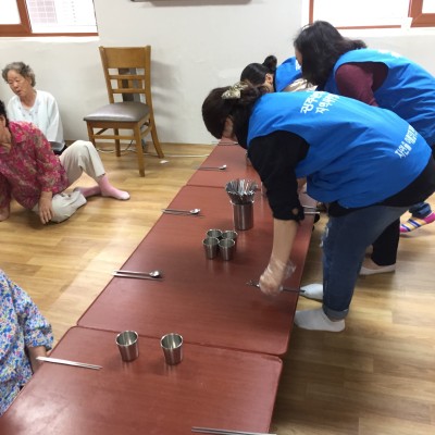 첨부 이미지 3-광주은행 두암타운지점과 문흥지점이 함께 사랑의 식당 배식봉사 진행