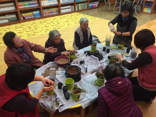 첨부 이미지 3-[독거노인친구]친구랑 예쁜 화분을 만들어요!!