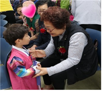 첨부 이미지 3-가슴에 빨간 꽃송이를 단 모두가 따뜻한 어버이날 첨부 이미지 3-가슴에 빨간 꽃송이를 단 모두가 따뜻한 어버이날