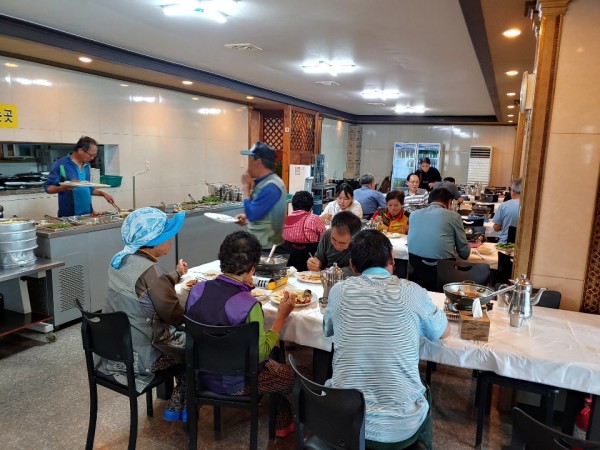 이미지 새창으로 크게보기 첨부 이미지 3-100만송이 함평 국향대전과 함께한 2019년 노인일자리 참여자 나들이