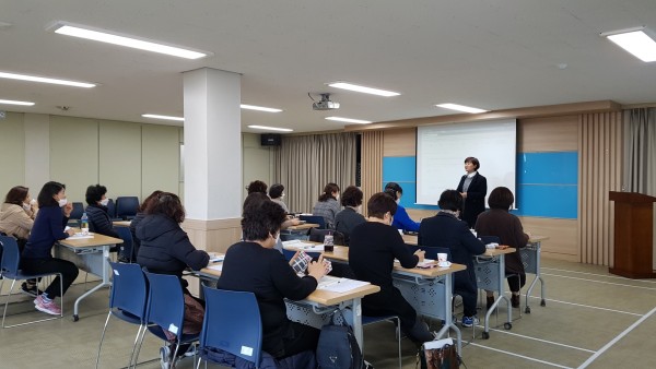 이미지 새창으로 크게보기 노인복지정책 및 노인 맞춤돌봄 서비스의 이해, 노인맞춤돌봄서비스 사업실무, 노인돌봄기술에 대한 생활지원사직무교육을 3월에 실시했습니다.